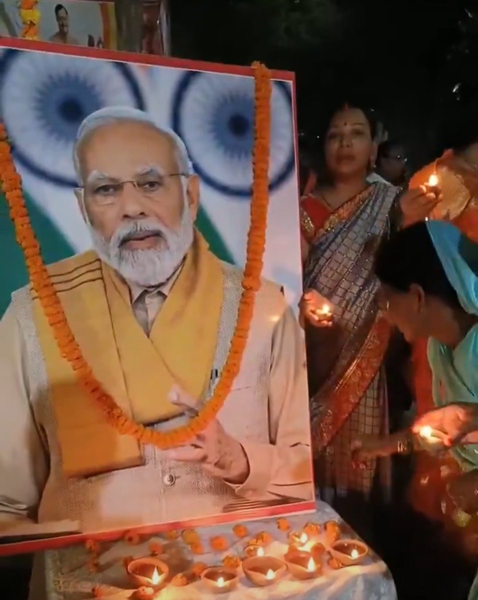 WASEEMPRATAPGAR's tweet photo. क्या हम सब सही सोच रहे है ।😂😂🤡🤭
अंधभक्ति का आलम ऐसा है की पता ही नहीं चल रहा जन्मदिन मना रहे या कुछ और।😂😂 https://t.co/UosUlwAexg