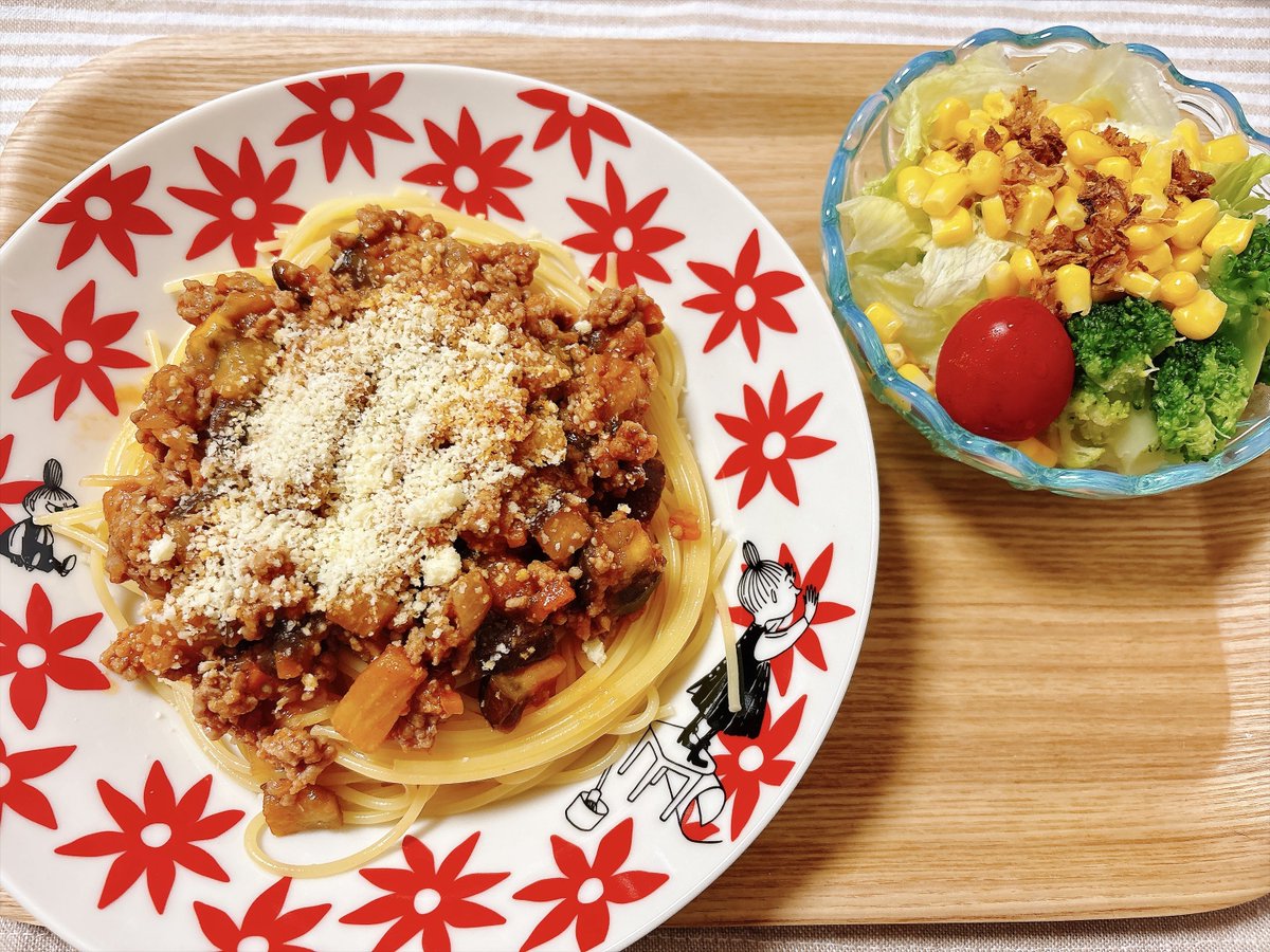 wa_awpoco's tweet photo. 🔸茄子ミートスパ
🔸サラダ

お家でパスタ作る時は和風きのこかナポリタンが多いけど、茄子が安かったのでいつもと違う料理に使いたくて久しぶりにミートスパに😋

お店と全然違う味だけどミートなのにさっぱりした感じに仕上がって自分でも驚いてる❣️美味しい🤤

#晩ごはん　#おうちごはん　#節約生活 https://t.co/bpV5b6wH4u