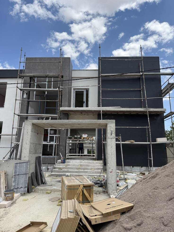 MichouKab243's tweet photo. ● CONSTRUIRE, C’EST NOTRE MÉTIER. L’EXCELLENCE, C’EST NOTRE SIGNATURE. ✨
● Avec LAZA CONSTRUCTION SARL, chaque détail compte : qualité, précision et finitions premium.
● Contactez-nous au : +243975202236
● Nous sommes à Lubumbashi 
● LAZA CONSTRUCTION SARL https://t.co/ctaM4Znnzc
