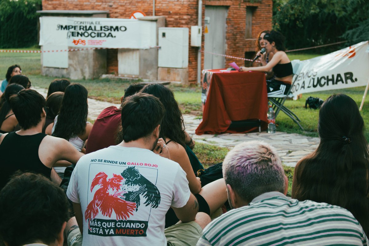 OES_Granada's tweet photo. Ayer estuvimos presentando la Organización Estudiantil Socialista en Paseíllos Universitarios. Gracias a todas las que acudisteis.

¡Aquí hemos venido a luchar! 🚩 https://t.co/7NdLvLOOCX