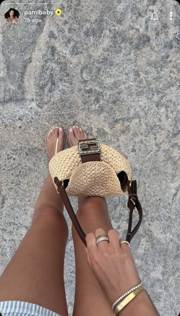 abrvgo's tweet photo. Pamibaby dont ever post ur long ass toes ever again that shit is ugly asf someone cut her toes 🤣 https://t.co/qK3DeOlGsV