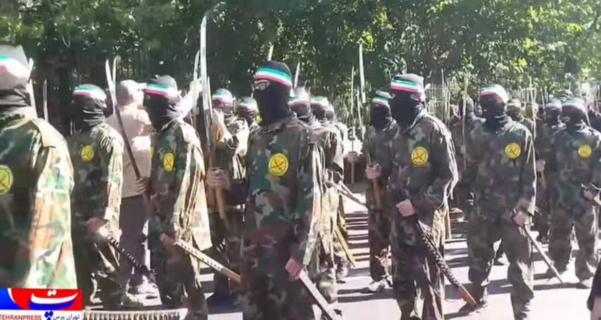 SayidMuhammad72's tweet photo. Iranian ninjas carrying ‘Katana’ swords at the Janfadaa parade. Arigato! 🥷 https://t.co/TzafWfNFs8
