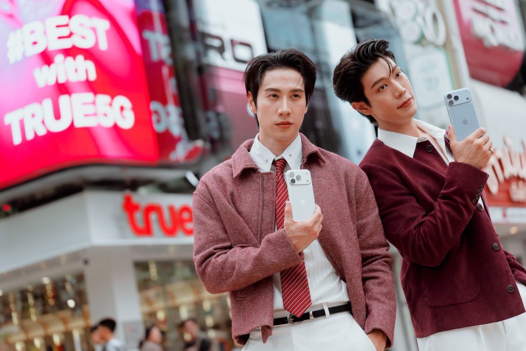 Greatsapolofc's tweet photo. ช่วงบ่าย True Branding Shop Siam Square Soi 2 
ก็ยังคึกคักต่อเนื่อง ไม่แผ่ว! 📱
เกรท สพล และ ไบร์ท รพีพงศ์ ♥️มาร่วมเติมความพิเศษให้โมเมนต์สุดเอ็กซ์ตร้าไปด้วยกันกับ True5G พร้อมแฟนๆ มาให้กำลังใจล้นสยามสแควร์ !!

✨ ลูกค้าทรู ดีแทค ยังคงมารวมตัวกันอย่างต่อเนื่อง เพื่อทดลองเล่นและเป็นเจ้าของ iPhone 18 Pro และ iPhone 18 Pro Max ได้แล้ววันนี้
ที่ทรูช็อป ดีแทคช็อป ทุกสาขาทั่วประเทศ
หรือซื้อ Online ได้แล้ววันนี้ที่ https://t.co/fBV5fK5SIX 

*เงื่อนไขเป็นไปตามที่บริษัทฯกำหนด

#iPhone18ProXTruedtac5G 
#BESTwithTRUE5G
#iPhone18Pro
#โปรน่าล็อก
#Truedtac5GxGreatBright
#GreatBright