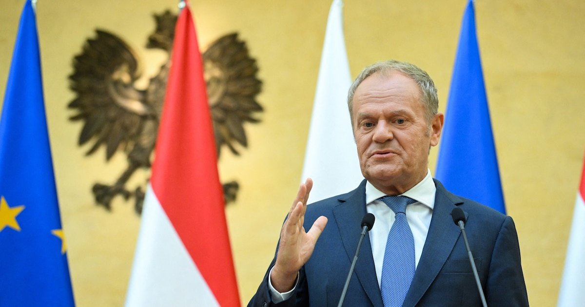 ObsDelphi's tweet photo. 🇵🇱🇷🇺Le PM polonais Donald Tusk a averti la population d'une escalade avec la Russie.

D'après le renseignement polonais, Moscou préparerait des envois de drones et de missiles contre les pays soutenant l'Ukraine.

Elle compte se décharger de ses responsabilités au dernier moment en prétextant des accidents ou des pannes des engins envoyés. C'est ce qu'elle fait à chaque fois qu'un drone franchit la frontière avec l'OTAN, et ça commence à faire beaucoup.

Dans le cas d'une agression d'un État contre un autre, le principe de l'intentionnalité est extrêmement important. Si le pays qui attaque affirme que c'est une erreur, il devient difficile de lui faire porter le chapeau et surtout de justifier d'une guerre interétatique.

Est-ce que l'on veut vraiment perdre des milliers d'hommes et des centaines de milliards d'euros dans une guerre pour une simple erreur ? Évidemment non. Mais la Russie compte jouer avec cette limite pour quand même nous agresser et nous placer sous tension tout en se défaussant de ses responsabilités.

La Pologne se prépare au pire et elle a raison, elle est en première ligne. La France soutiendra 🫡🇵🇱