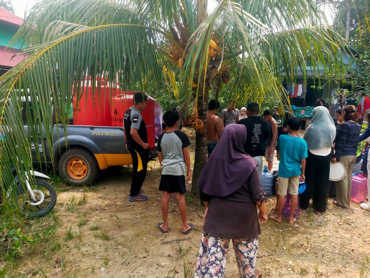 HumasNgabang's tweet photo. Polsek Ngabang Peduli "Pendistribusian Air Bersih Untuk Masyarkat" mengerahkan 1500 Liter air bersih dengan menggunakan Ran R4 Polsek Ngabang di Dusun Pesayangan Desa Raja akibat cuaca kemarau yang berkepanjangan https://t.co/IMHQ5jF2hY