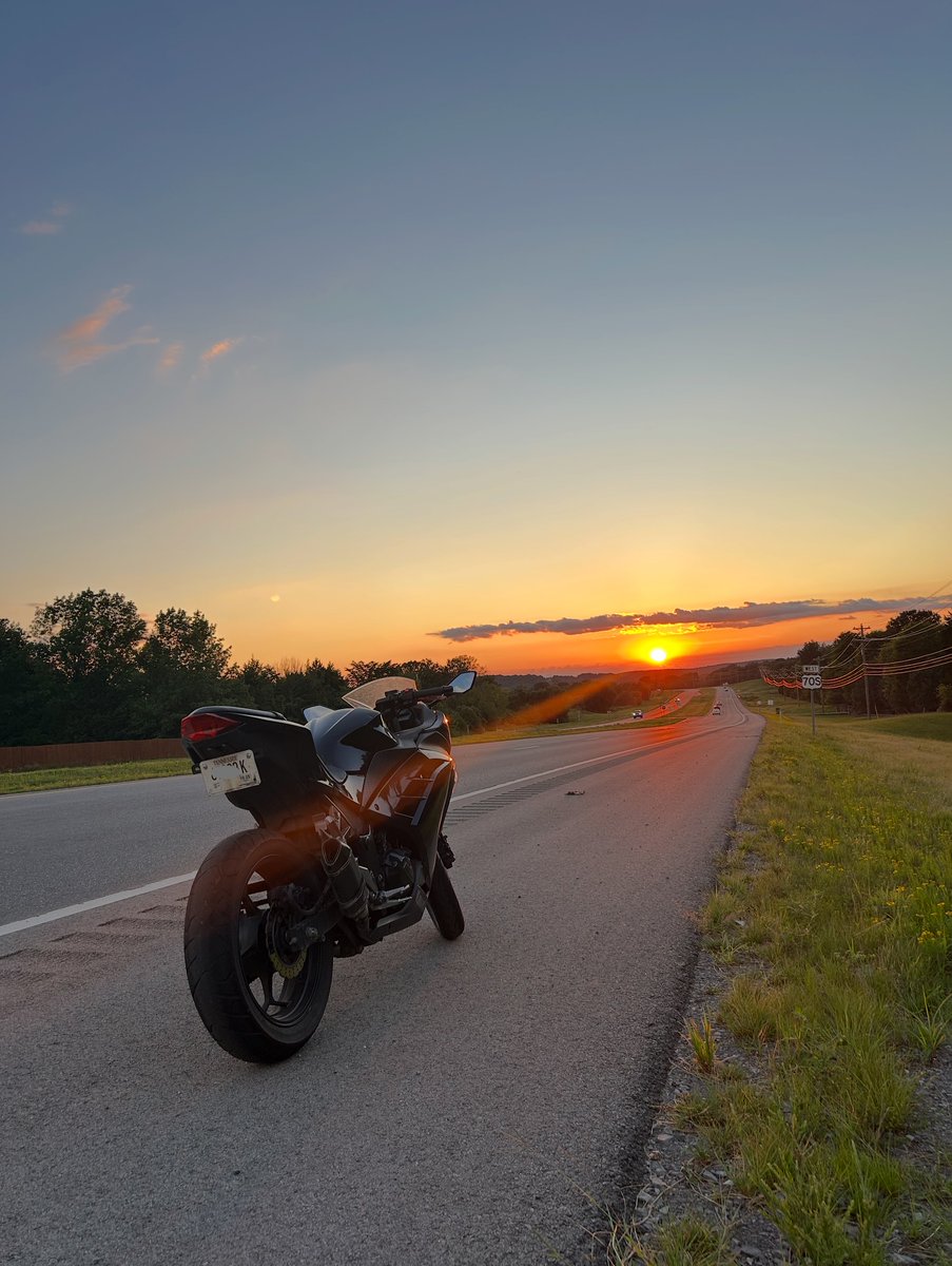 JulienneJugyhh's tweet photo. Motorcycles at sunset. Capturing the motorcycle lifestyle. https://t.co/G2jKhsgW43