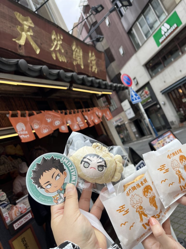 02_VENEROAD's tweet photo. プリカフェのあとはぶらりと鳴��鯛焼本舗×ハイキュー！！コラボに行ってきました😋
初めてここのたい焼き食べたけどめっちゃ美味しかった！！あんこどちゃくそ熱かったけどね😂
たい焼き岩ちゃんめっちゃ可愛〜🥰もう1個買っておけばよかった💨💨💨 https://t.co/x2frYx97Qy