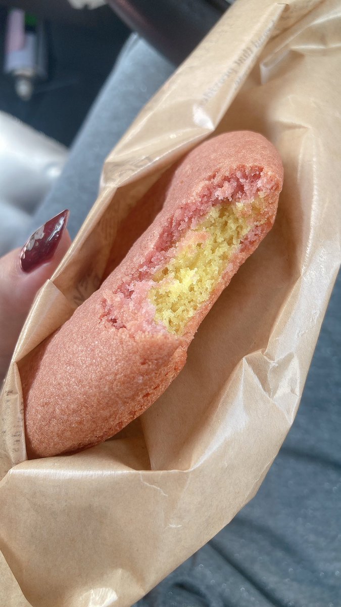 beniomilk's tweet photo. セブンベーカリーのさつまいもみたいなクッキー🍠🍪が見ての通りクソデカくて分厚くて食感がカントリーマーム(よりもしっとり)熱くてホンマにホクホクしてめっちゃ美味しかった🤤❤️‍🔥⏦ﾟ230円でめっちゃ幸せになれた。ありがとう🙏🏻これもっと広まるべき‼️😭🫨💞 https://t.co/31xkP9LSWx