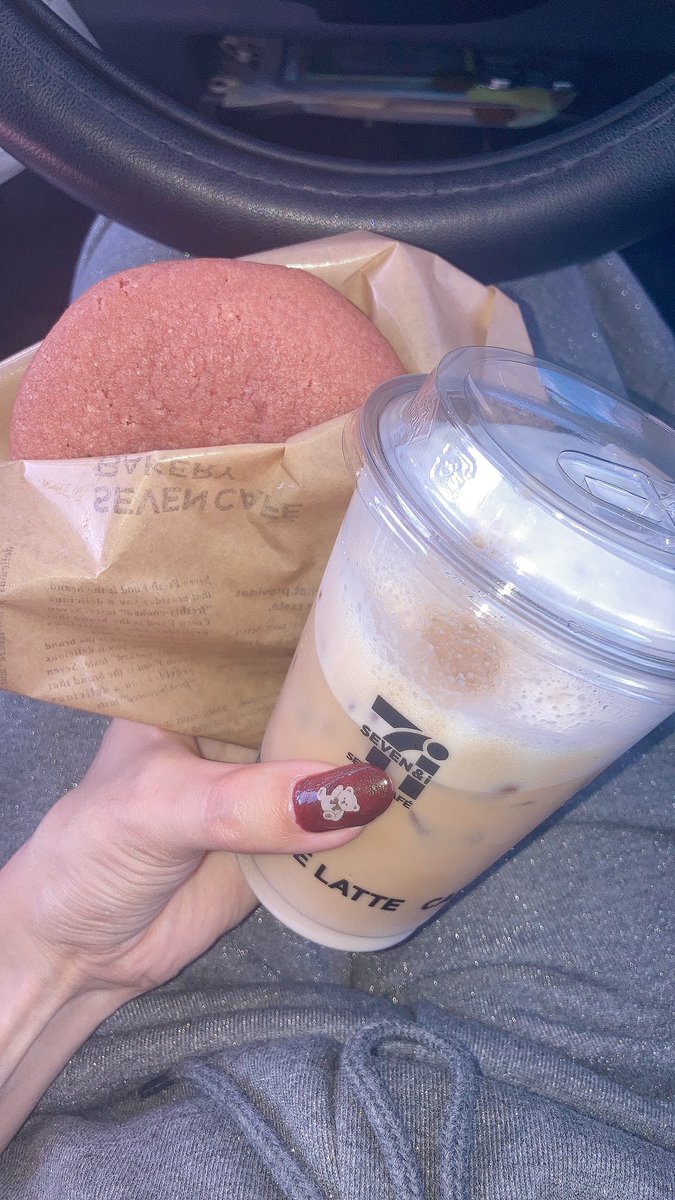 beniomilk's tweet photo. セブンベーカリーのさつまいもみたいなクッキー🍠🍪が見ての通りクソデカくて分厚くて食感がカントリーマーム(よりもしっとり)熱くてホンマにホクホクしてめっちゃ美味しかった🤤❤️‍🔥⏦ﾟ230円でめっちゃ幸せになれた。ありがとう🙏🏻これもっと広まるべき‼️😭🫨💞 https://t.co/31xkP9LSWx