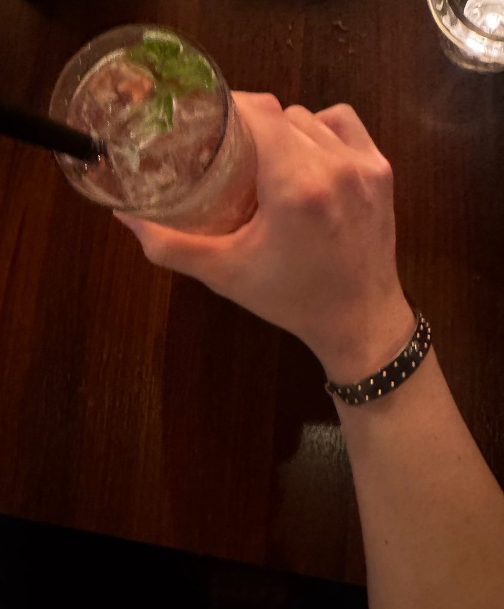 7h__n_'s tweet photo. 品川の筋肉、ドS、独占欲つよめ、腕ふとめ、胸でかめ、肩でかめ、お姫様扱い好き、抱っこおんぶ余裕、力持ち💪 https://t.co/4JhyerUSUy