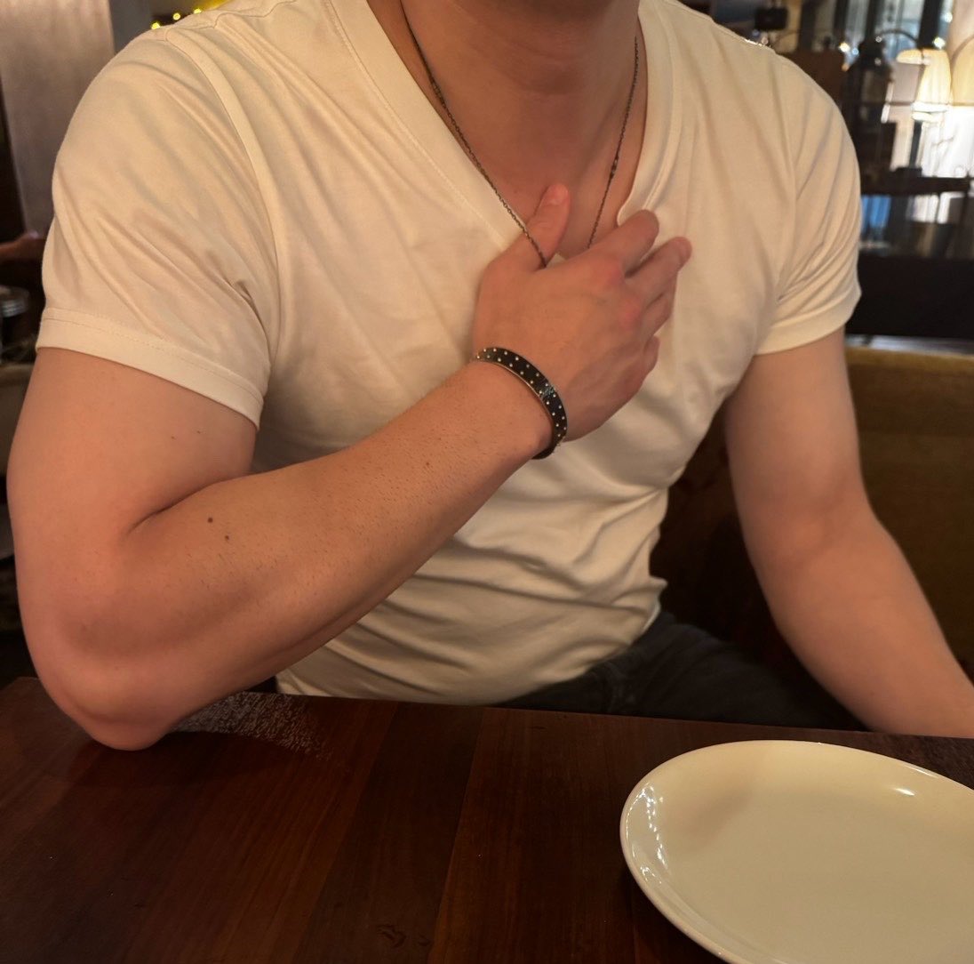 7h__n_'s tweet photo. 品川の筋肉、ドS、独占欲つよめ、腕ふとめ、胸でかめ、肩でかめ、お姫様扱い好き、抱っこおんぶ余裕、力持ち💪 https://t.co/4JhyerUSUy