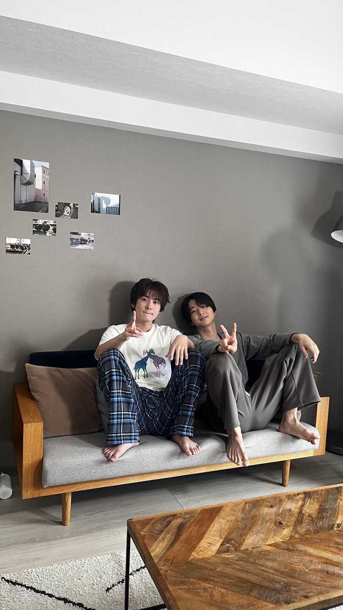 omakiss_drama's tweet photo. #ドラマおまキス オフショット📸⸝⋆

30秒ティザー、もう見てくれましたか？🫧
放送までもう少しだけお待ちください✨

上野＜#鈴木仁＞と神田＜#押田岳＞の
ゆるゆるオフショット🦒✌

📅10月19日深夜24:45スタート！
📡TVerお気に入り登録をお願いします🙌
https://t.co/8V3xcuoTWL https://t.co/ETgAZL3pmr