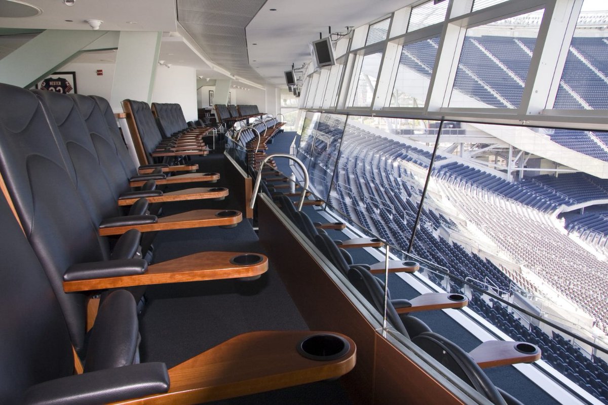Chicago_Dental's tweet photo. Join the CDS Foundation for Touchdowns & Toasts, a @ChicagoBears-spirited fundraiser at Soldier Field's Skyline Suite on Sunday, November 1, 2026 from 2:30 - 5:00 p.m.

This event will feature cocktails, a silent auction, and an exclusive stadium tour, all benefiting oral health programs like the CDS Foundation Dental Clinic. Early bird tickets are available through October 1!

🎟️ Get tickets, become a sponsor, or donate an item: https://t.co/zJhCxXxFve

#dentist #dentistry #chicago #givingback