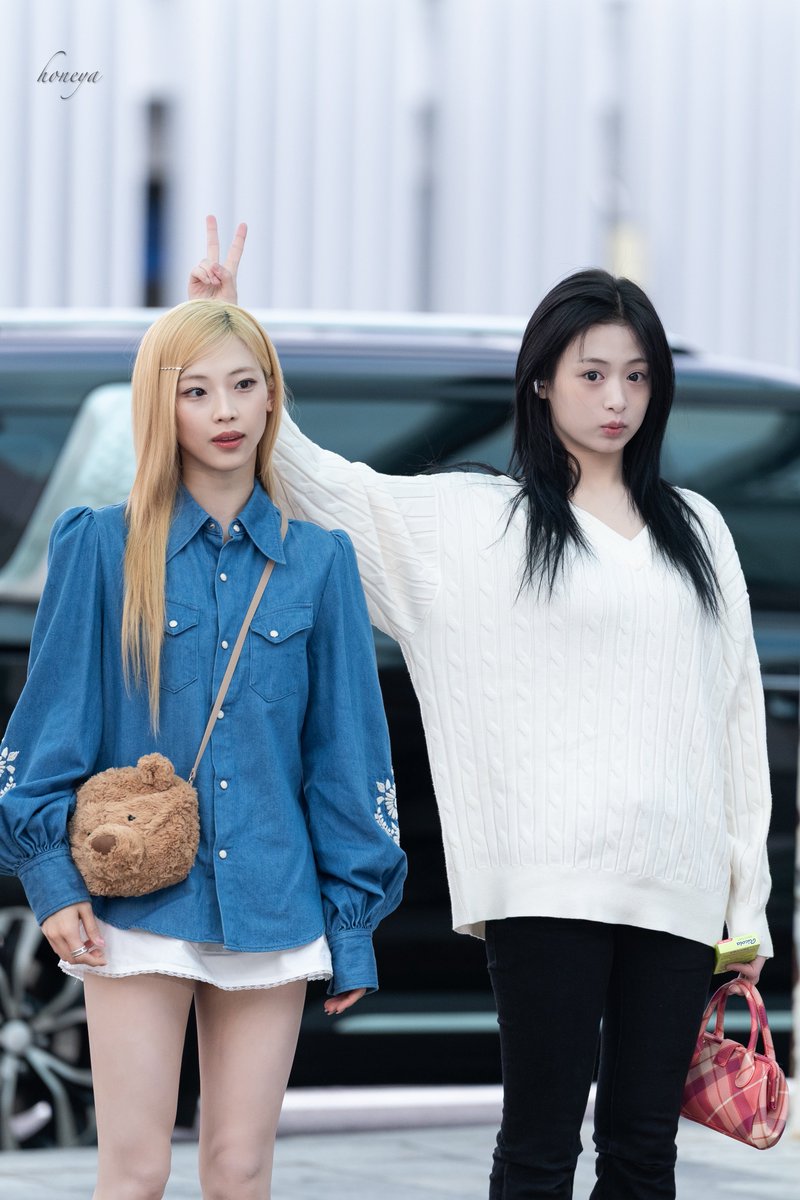 honeya0401's tweet photo. 260918 ICN
루카 언니✌🏻
#AHYEON #아현 #RUKA #루카 
#BABYMONSTER #베이비몬스터아현 https://t.co/hSrEgGadtx