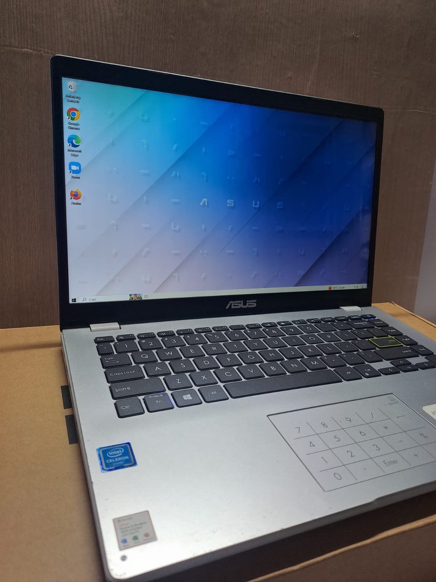 NurRohmandfcg's tweet photo. Hai warga X twiter,aku mau nawari laptop secound aku nih,ASUS E410M
SPESIFIKASI =

Procesor :Intel Celeron
Ram :   4Gb
Ssd   :  256 Gb
Windows 11 
BODY MULUS,ada tonjolan baut di pojok kiri 1,
kelengkapn :
Dus,
Tas,
Carger,
mous,
mouspad https://t.co/sOwlHtyrWx