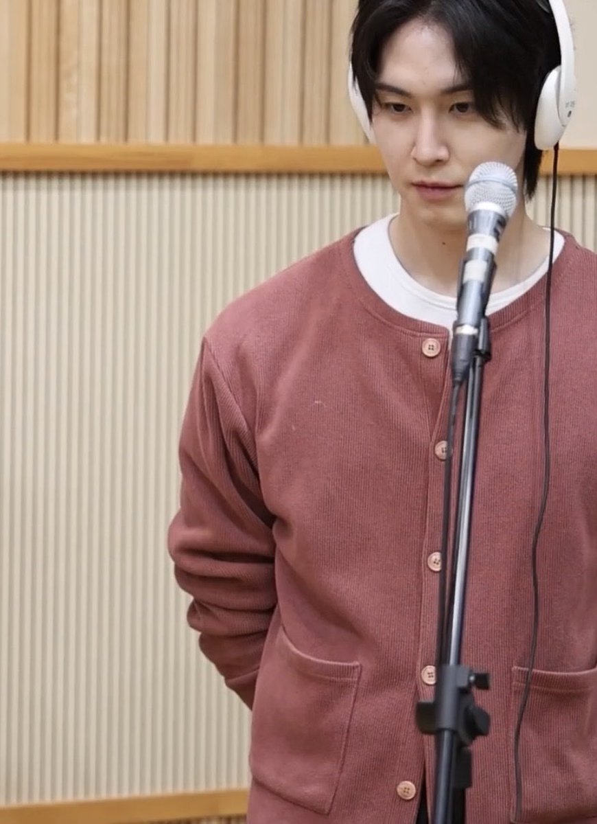 whatpentagon's tweet photo. omggg shinwon’s fave red cardigan is still alive 😭😭 i swear he had this since debut https://t.co/pEYa5CHalN