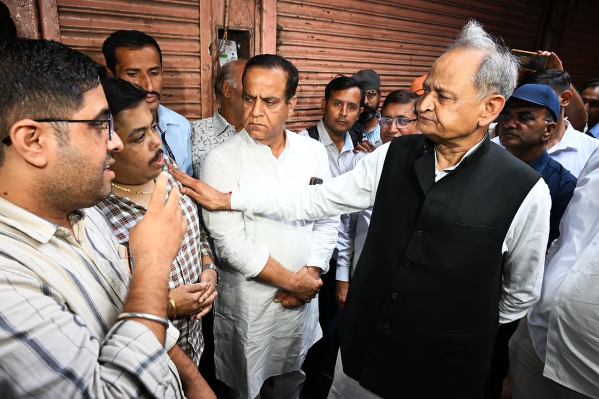 ashokgehlot51's tweet photo. गत दिवस जयपुर के पुरोहित जी के कटले में हुए भीषण अग्निकांड के बाद आज मौके पर जाकर नुकसान का जायज़ा लिया एवं प्रभावित व्यापारियों से मुलाकात कर उन्हें ढांढस बंधाया।

हादसे से हताश व्यापारियों की पीड़ा है कि राज्य सरकार की ओर से अब तक उनसे मिलने भी कोई नहीं आया। सरकार संवेदनशीलता दिखाते हुए राज्य सरकार के प्रतिनिधियों को पीड़ित व्यापारियों से मुलाकात कर सभी प्रभावितों को अविलंब उचित मुआवजा देना चाहिए।