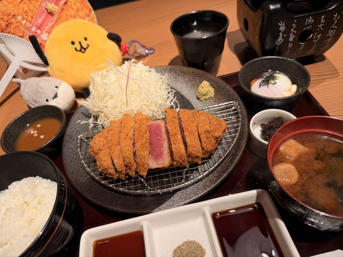 BASUPIlove's tweet photo. 勝牛 難波駅前店オープン
先着50食500円イベント行ってきた

1時間前着
どっちが最後尾か分からず
悩んでる間に勝手に後から来た2人通されて
終わりって言われてんけど
先来ててんけどって言ったらギリ通して貰えて
店員さんごめんなさいありがとうございます

いつも千日前店でお世話になってます🐂🥩 https://t.co/OY52dtKCVO