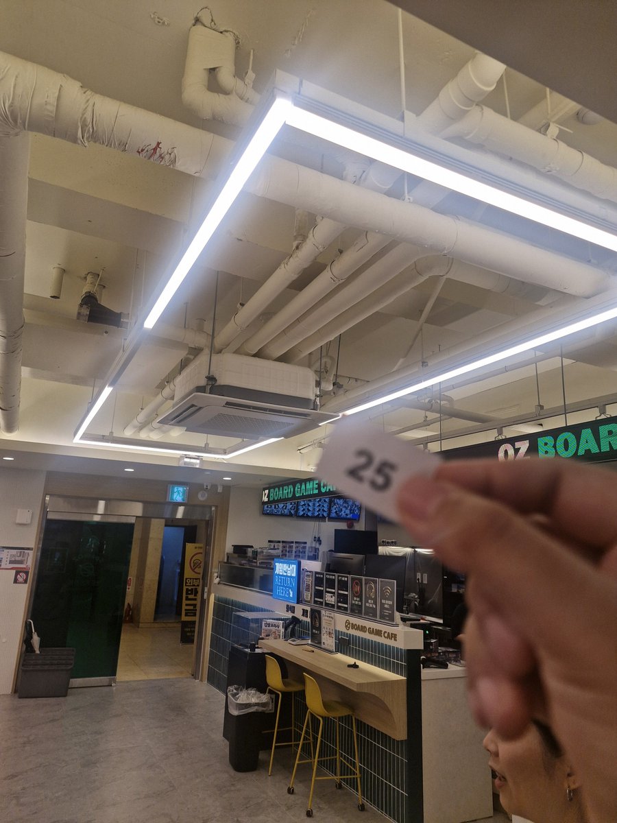 delluminate2's tweet photo. 동네 보드게임 카페에서 넥서스 나이트를 한다길래 낮에 짬내서 다녀왔습니다. 샵이 아닌 곳에서 까니깐 재밌더라구요 ㅎㅎ 가끔 이런데 말고 샵에나 뿌리지 라는 말들이 종종 보이는데, 보겜카에서 라이엇 직원들이 강습회도하고 실제로 새로 배우시는 분들이 있는걸 보니 꽤 괜찮겠다싶네요🔥🔥 https://t.co/WIr5S7jRy4