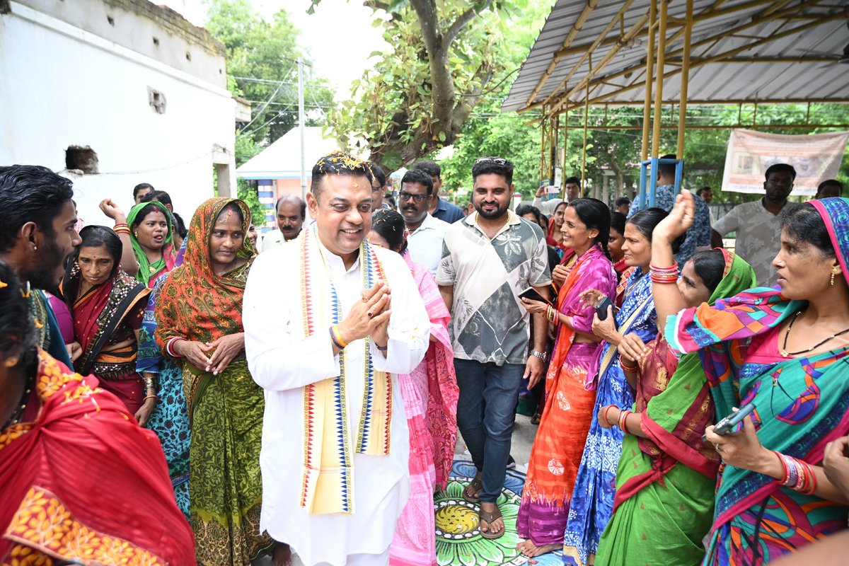 sambitswaraj's tweet photo. नन्हे-मुन्ने बच्चों के साथ बिताया यह समय बेहद आनंददायक और आत्मीय रहा। बच्चों का मुंह मीठा कराया तथा उन्हें स्नेह और उज्ज्वल भविष्य की शुभकामनाएँ दीं।

इस अवसर पर ब्रह्मगिरी विधानसभा की माननीय विधायिका श्रीमती उपासना महापात्र जी भी साथ उपस्थित रहीं। https://t.co/CTvvbNmRl1