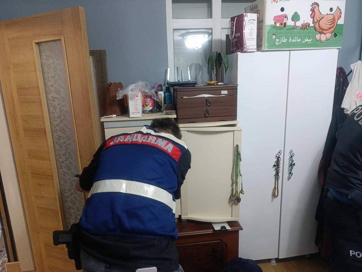 sevincozarslan's tweet photo. Bu sabah İzmir'de baskın yapılan evlerden birinde çekilen bir fotoğraf karesi...

Dolabın üzerine asılmış tesbihler, üzerinde Arapça 'taze sofralık yumurta' yazan bir yumurta kutusu, bon bon şekerler, köşede kaktüs... 

'Terörizm' adı altında böyle evlere baskın yapılıyor. Ülkeyi ne hale getirdiler.

https://t.co/et9T3JN2r7