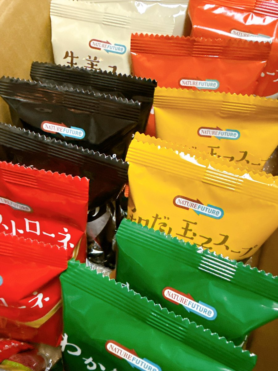 Phantasy_Singer's tweet photo. なんと、アーティ(@athydoubtsu0)からお祝い返しと誕生日祝いを貰いました！
日焼け上等で食生活が乱れがちな私の身体を気遣う優しい流石のチョイス…！

アーティ、素敵なプレゼントを本当にありがとう！
スープは美味しく飲んだからもうなくなったけど(笑)、傘とファンは大切に使わせて貰うね！ https://t.co/o4Jli85FOx