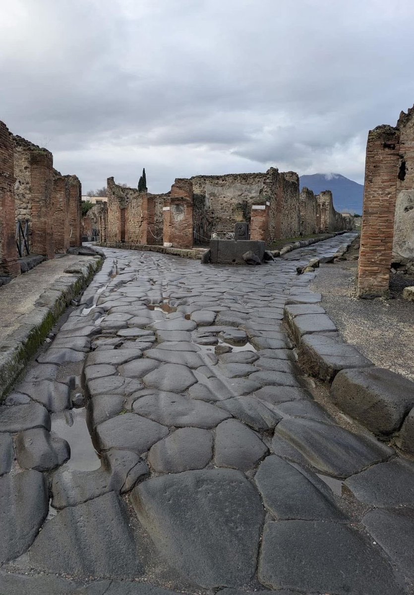 AliciaMimundo's tweet photo. Esas calles de Pompeya… https://t.co/BSYzqe7hjW