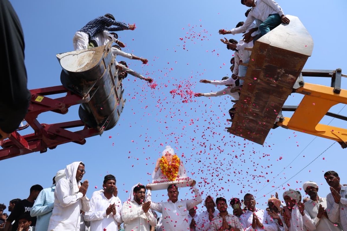 SaintRampalJiM's tweet photo. देवासर, नोहर, हनुमानगढ़ (राजस्थान) में
दादा बालिनाथ जी गौशाला समिति को संत रामपाल जी ने दिया 600 क्विंटल सूखा चारा https://t.co/UrznqtyZf4