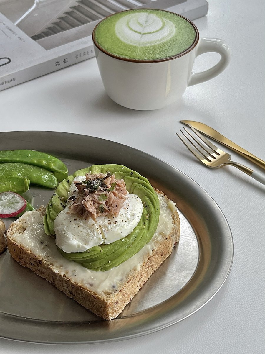 ariei092958's tweet photo. Freshly brewed oat latte + warm whole wheat toast with avocado u0026 a sprinkle of chili flakes — my perfect mid-week pick-me-up! ， https://t.co/ykhdiNtvBQ