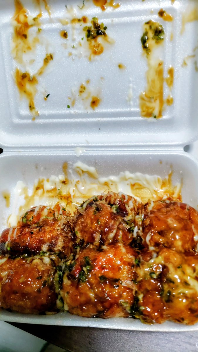 silentlucidity4's tweet photo. 夕方小腹空いたので、たこ焼き買って食べました(・◎・)ｼﾞｭｰ🐙
大阪は何処なりと粉もん屋あるから良いですね😊しかし6個450円･･･
以前より倍ぐらい上がってる😖💦

 #たこ焼き https://t.co/iwBnlaDswz