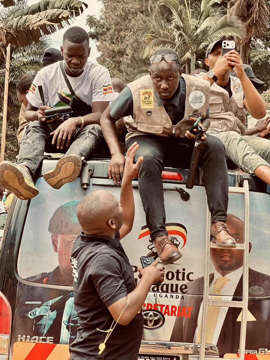 hassanhan09's tweet photo. Men at work with the Director media PLU @MwesigyeFranks 
Long live Gen. @mkainerugaba https://t.co/I2FFPgQLfu