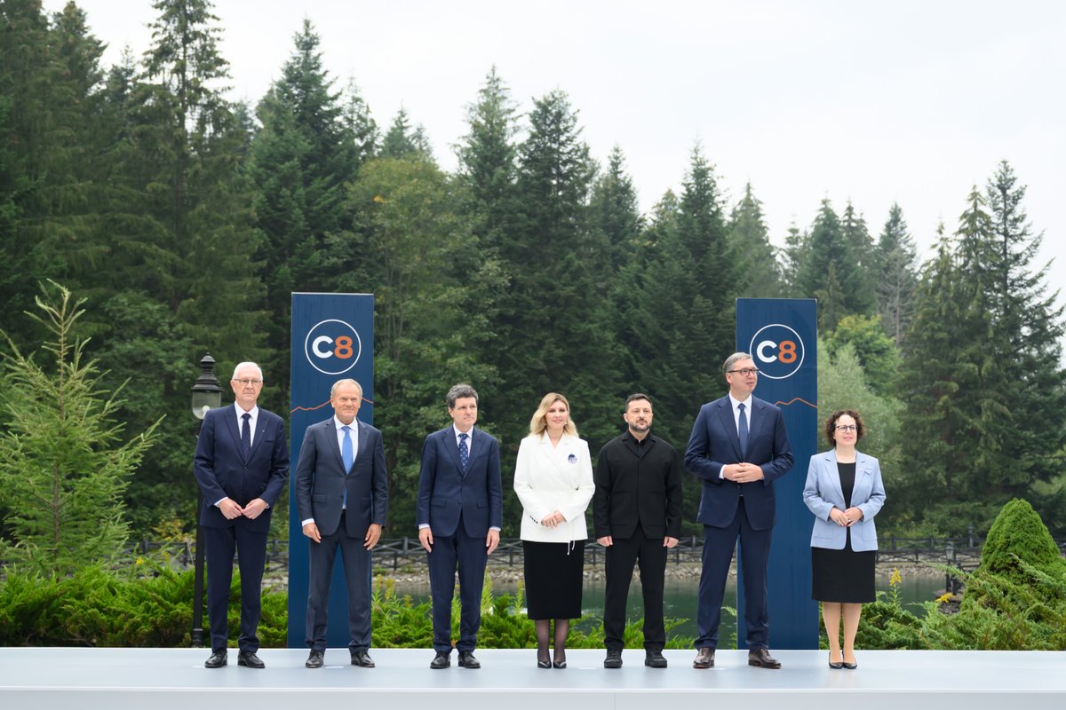 ZelenskyyUa's tweet photo. Delighted to welcome the leaders and representatives of the Carpathian Eight here, in Ukraine’s Carpathian foothills.
____

Радий вітати лідерів і представників Карпатської вісімки в українському Прикарпатті. https://t.co/6evu9wtaE1