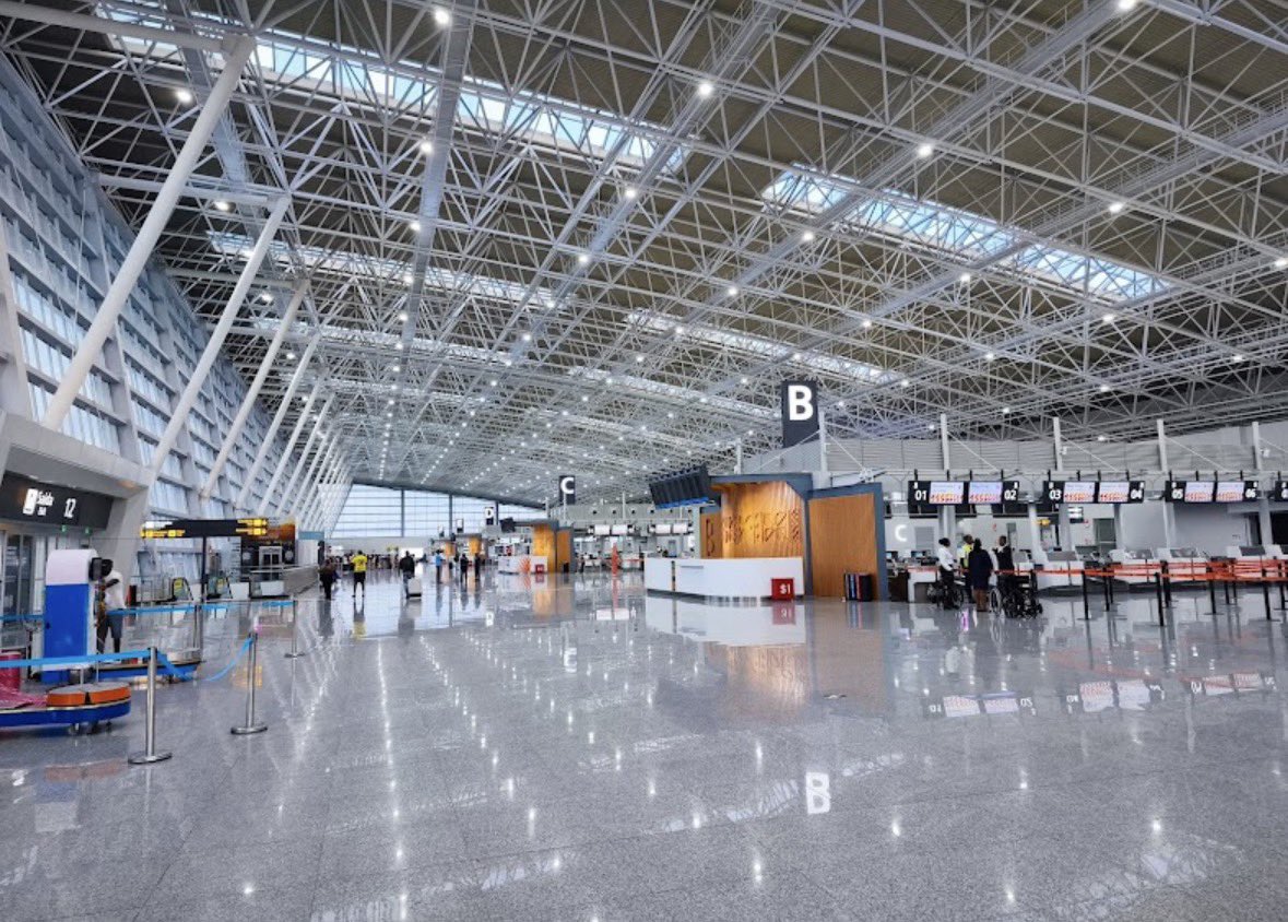 KuizaDizaya's tweet photo. “Dizia eu um dia aos meus alunos, que Angola não é um Pais normal.
Onde é que já se viu que um aeroporto internacional de grande porte, tido como um dos melhores de Africa, fica com uma afluência reduzida, em pleno dia de prenúncio de final de semana prolongado?
Tanta propaganda sobre este imponente aeroporto internacional, o que é facto é que este aeroporto continua com uma afluência abaixo daquilo que foram as expectativas geradas em torno deste aeroporto internacional.”

Autor do texto: Roberto de Almeida 
Via Facebook