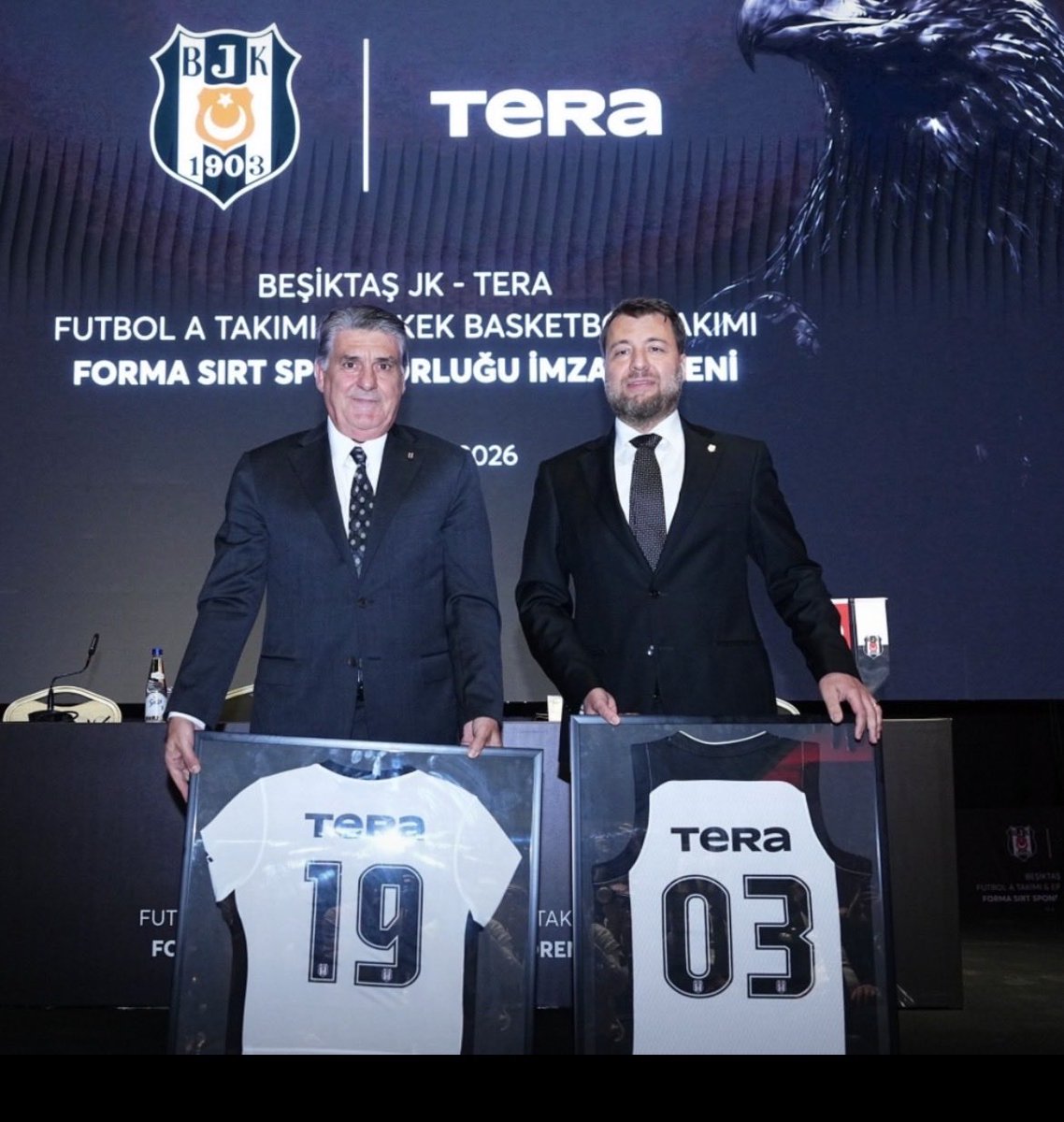 CesarGs1905's tweet photo. Beşiktaş’ın forma sırt sponsoru Tera’nın başkanına yurt dışı yasağı getirildiği . Peki neden kimse konuşmuyor?

Galatasaray olsaydı, şimdi manşetler, ekranlar, hatta Meclis ayaktaydı.

Konu Galatasaray olunca kıyamet, başkaları olunca sessizlik! https://t.co/JEGiBgPTXn