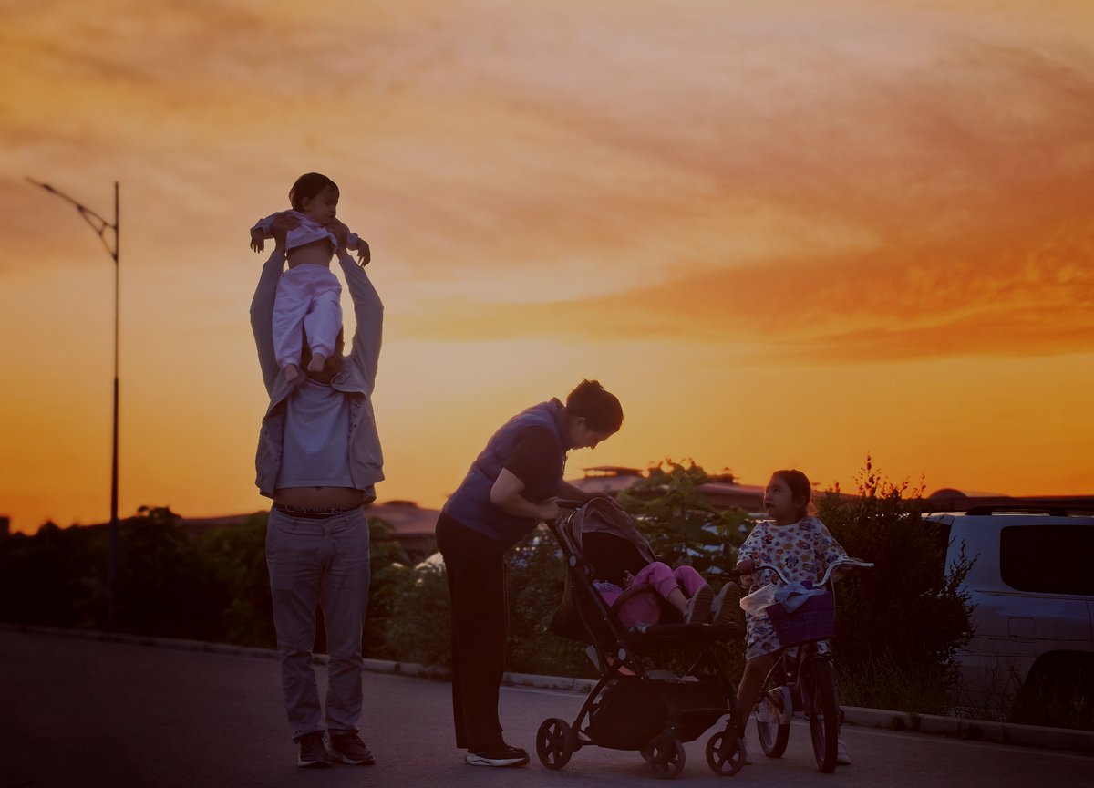 windr737456's tweet photo. Watched the sunset with my two messy little monkeys tonight—nothing beats these cozy, unplanned moments as a family. ， https://t.co/qoRNWqh6G4