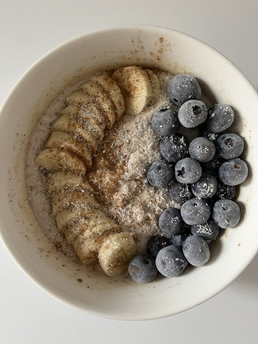 clascwhtemonstr's tweet photo. overnight oat for breakfast🫐 https://t.co/ryK2ZRRzoh