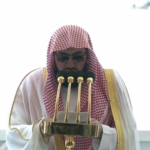 SaudiNewsFR's tweet photo. L'Imam et orateur de la mosquée sacrée de #Makkah 🕋, le Cheikh Dr Bandar Balila durant le sermon de ce vendredi :

« Avoir de mauvais soupçons à l'égard d'autrui est un péché grave, aux méfaits considérables et aux conséquences désastreuses ; à l'inverse, avoir une bonne opinion d'autrui est gage de pureté des cœurs, de sérénité de l'âme et de joie intérieure. »