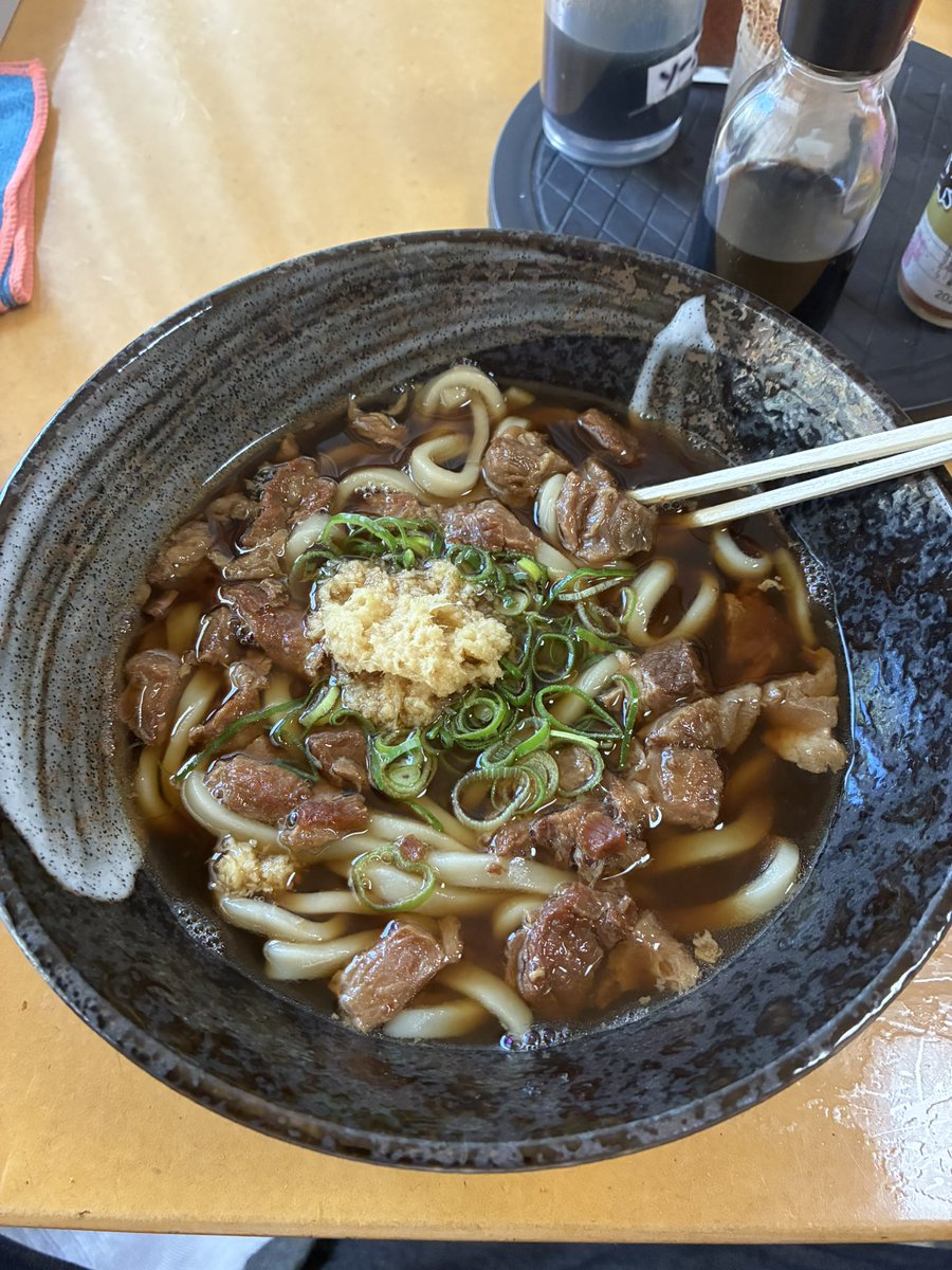 hirokiono1020's tweet photo. 小倉南区志位の住宅街にうどん屋がある。幟がなければそれと気づかない。入り口は玄関から入りリビングで食する。「恐るべき讃岐うどん」の世界観。出汁が効いて美味い肉うどん。本日、志位で火事との一報を聞いた時やな予感がした。確認するとやはり、だった。無念。 https://t.co/pjKFI0Djal