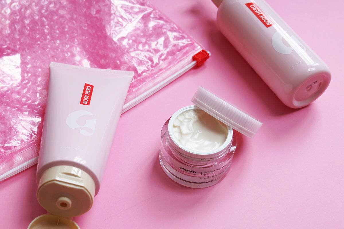 gracx110792's tweet photo. Just unboxed my package from @glossier  The mini lip oil’s gloss level is chef’s kiss—can’t wait to swatch it on my coffee run later! https://t.co/QYVIFEqnIT