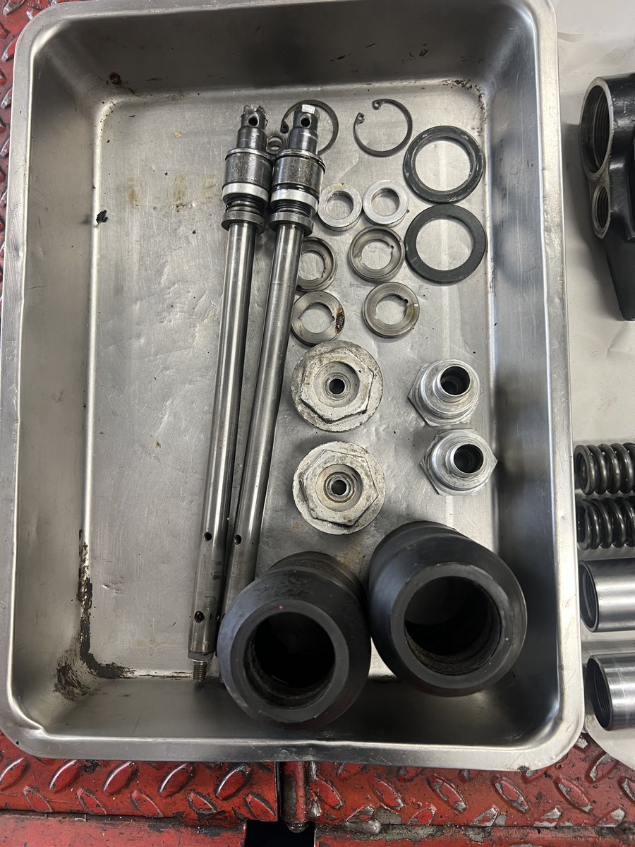 moriyama_t93's tweet photo. BMW R100RS フォークのO/H、
部品が3か月待ってやっと入荷と思ったら
不足してました
#BMWR100RS
#ハーレー883 #XJR400 #NSR80 #ウエットブラスト #XLR125 #KZ1300 #喜多祥介 #若井伸之 #レーシングチームカタヤマ #tda #RT350 #GSXR750r #猫の暮らしがしてみたい https://t.co/DmKV2ysGv1 https://t.co/mD1DG5wFHO