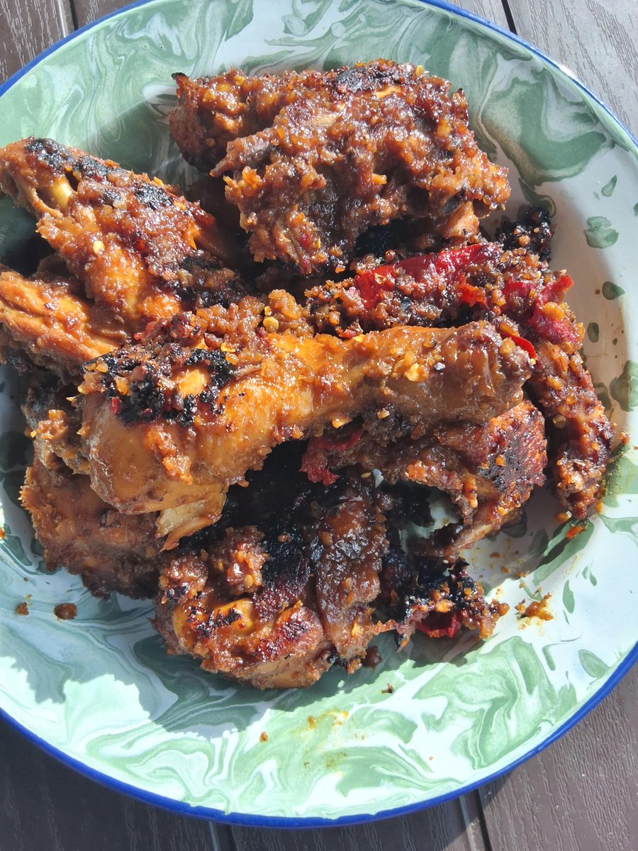 titanurfa's tweet photo. ☘️Cara membuat :
1. Haluskan semua bahan (tambahkan air).
2. Siapkan ayam di pan dan masukkan bumbu yg sudah di haluskan.
3. Tambahkan gula jawa, kecap, garam, lada ( madu ditambahkan di akhir).
4. Masak sampai ayam matang dan bumbu meresap. https://t.co/lyBVyoVveG