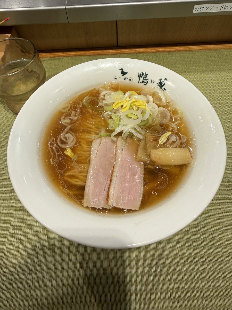Inugami_gyobu's tweet photo. 鴨to葱（新宿店）
細麺だけどしっかりした麺で濃い目では無いけど味付けはしっかりとしていて美味しかったです🥰
柚子胡椒がかなり合います😋 https://t.co/3DWF2t4Mjc