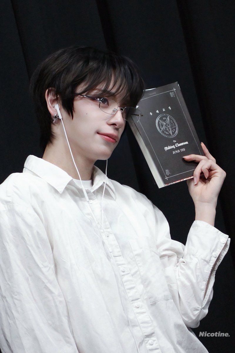 0nrukx's tweet photo. 하루 금발만 보다가 오랜만에 흑발 보니까 너무 좋다..// https://t.co/yNE8fcCn2k
