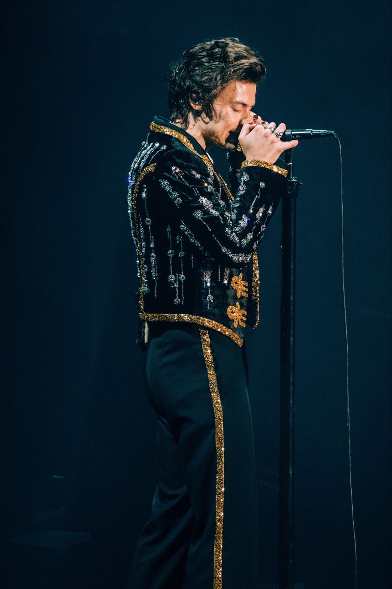 shortsrry67's tweet photo. This outfit from live on tour harry is my roman empire https://t.co/cMO4QyWY6N