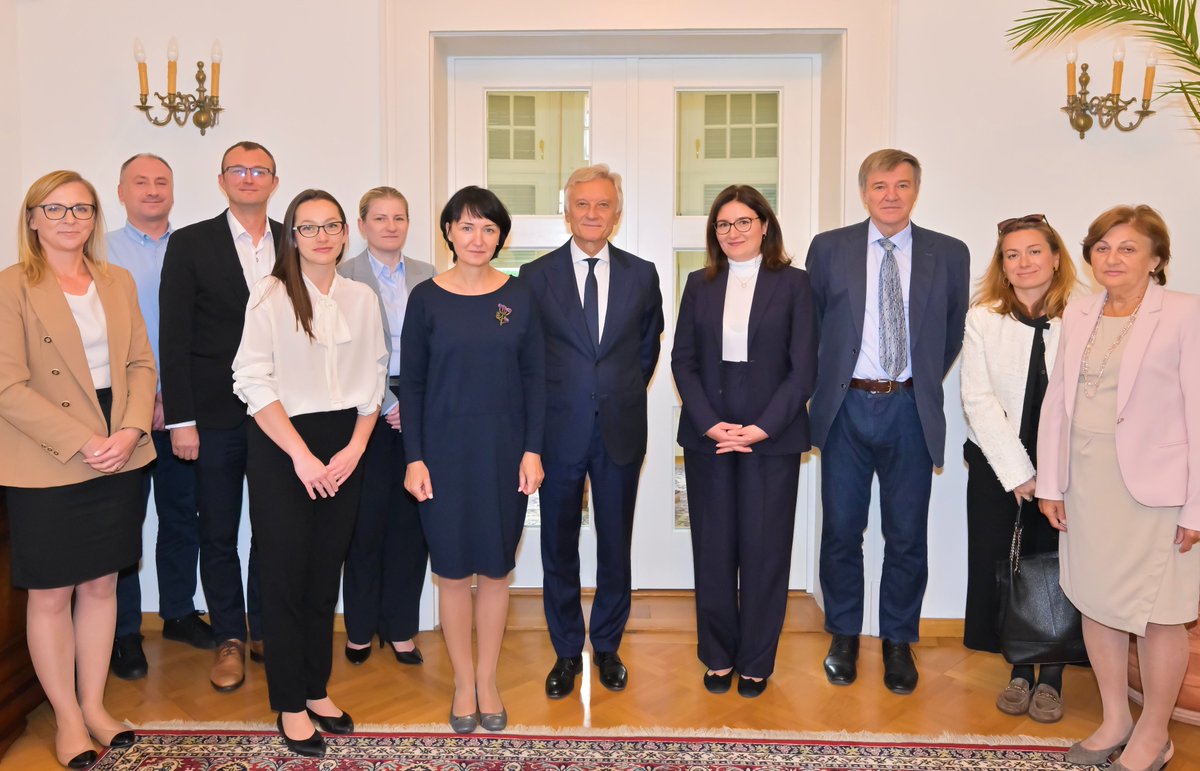 PLinSwitzerland's tweet photo. 17.09 Dyrektor Gen. SZ Henryka Mościcka-Dendys spotkała się w Bernie z Sekretarzem Gen. MSZ 🇨🇭 Markusem Seilerem i Dyr. ds. Zasobów Davidem Grichtingiem. Tematem było funkcjonowanie Służby Zagranicznej. Rozmawiała również z personelem Ambasady RP. 

#MSZ_RP #EDA_DFAE https://t.co/PssPC5Srtj