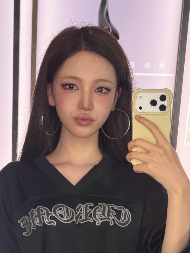 ivepics_'s tweet photo. liz instagram update https://t.co/NmtpqhIIP4