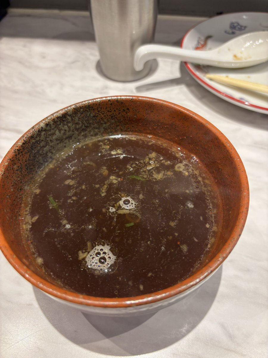 takkun510's tweet photo. 四ツ橋のRamen KURUMUで肉・海老わんたんつけそばがまだ残ってたので初注文🍜
ツルツルもちもちの麺をつけだれに絡めると、一口目は酸味を感じるけど徐々に辛味や甘味がやってくる不思議な味わい😮
つけだれには香ばしいこま切れチャーシューが入ってて、わんたんも最高😆
最後はスープ割りで完食😋 https://t.co/SNfdItTTXb