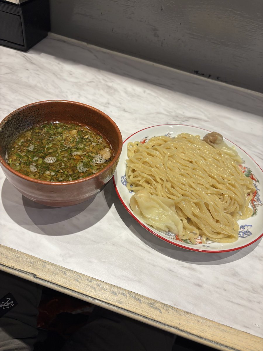 takkun510's tweet photo. 四ツ橋のRamen KURUMUで肉・海老わんたんつけそばがまだ残ってたので初注文🍜
ツルツルもちもちの麺をつけだれに絡めると、一口目は酸味を感じるけど徐々に辛味や甘味がやってくる不思議な味わい😮
つけだれには香ばしいこま切れチャーシューが入ってて、わんたんも最高😆
最後はスープ割りで完食😋 https://t.co/SNfdItTTXb