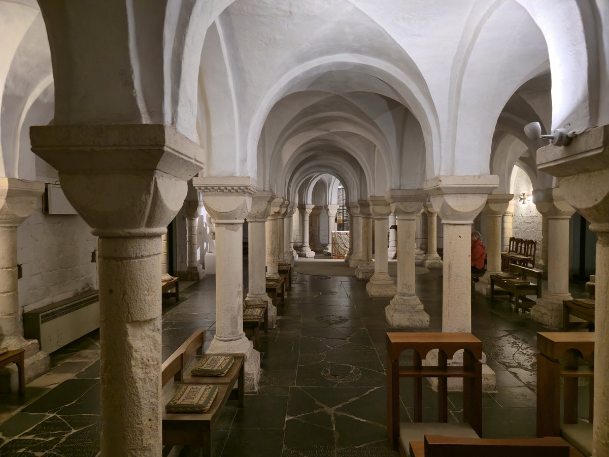 MartinPilkingt2's tweet photo. The crypt in Worcester Cathedral https://t.co/ByWDeyM65W