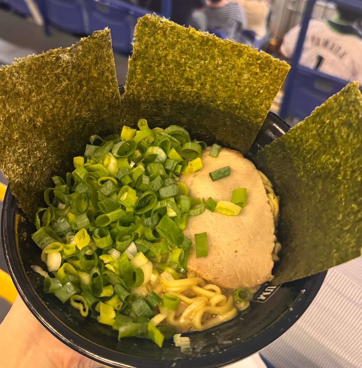 cocom2896's tweet photo. おいしかったです！熱いので冬に食べたいw🍜

家系ラーメン好き高橋奎二の九条ネギもりもり高橋系ラーメン￥1,150
(外野GATE16 情熱のすためし どんどん)

#球場グルメ #神宮グルメ #神宮球場 #swallows https://t.co/1DdQvCwlEG